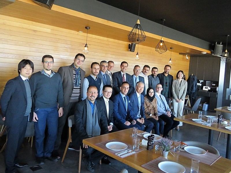 الممثلية اليابانية تلتقي خريجي اليابان على غداء عمل